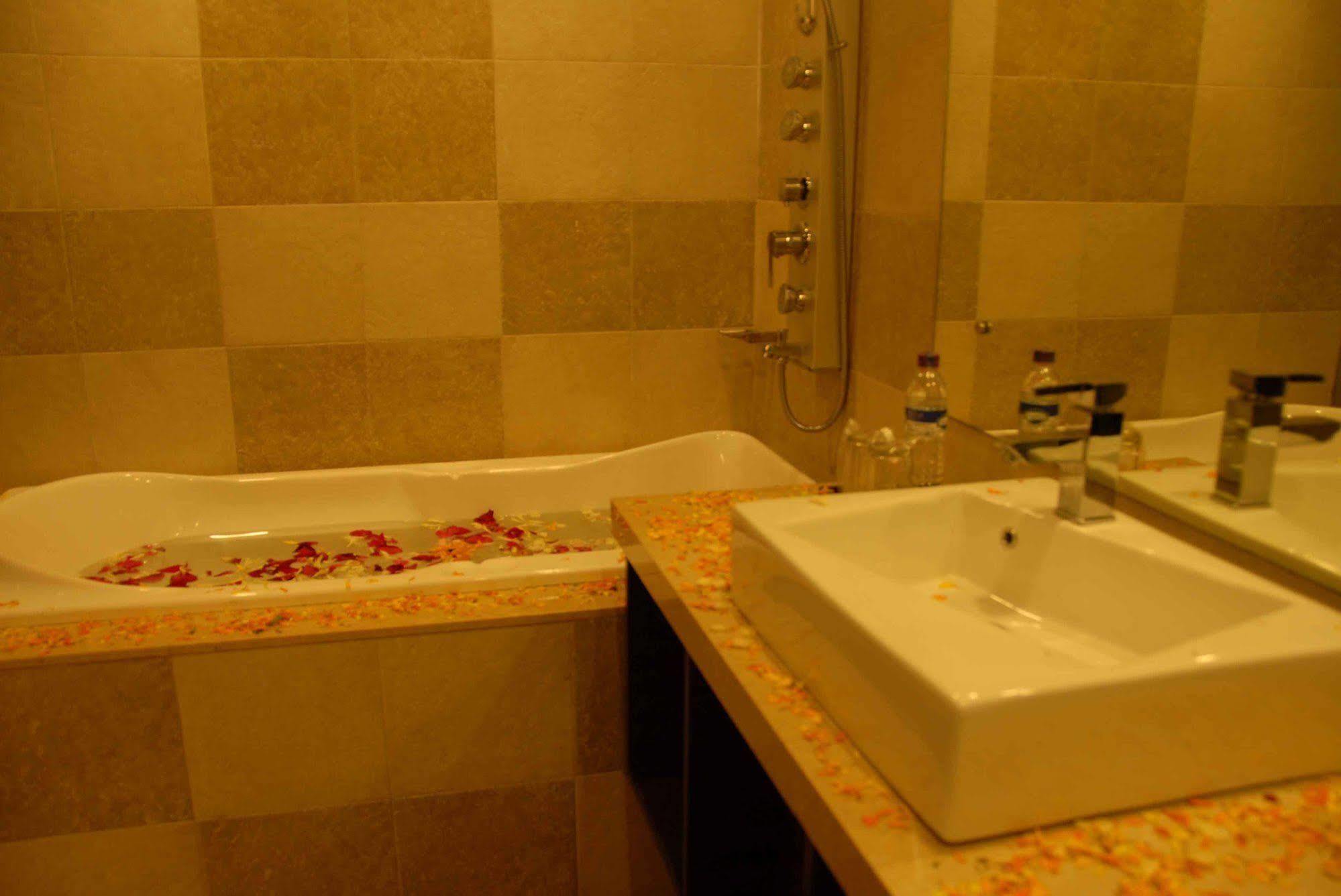 Silver Sands Beach Resort Daman Ngoại thất bức ảnh
